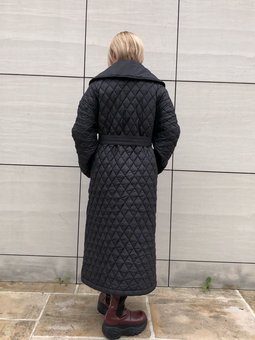 ホワイト系のTシャツ/カットソー、ブラック系のその他アウターを着用したレディースの秋コーディネートの4枚目の写真