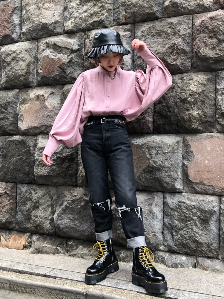 ブラック系のデニムパンツ、ピンク系のシャツ/ブラウス、ブラック系のベルトを着用したレディースの秋コーディネートの4枚目の写真