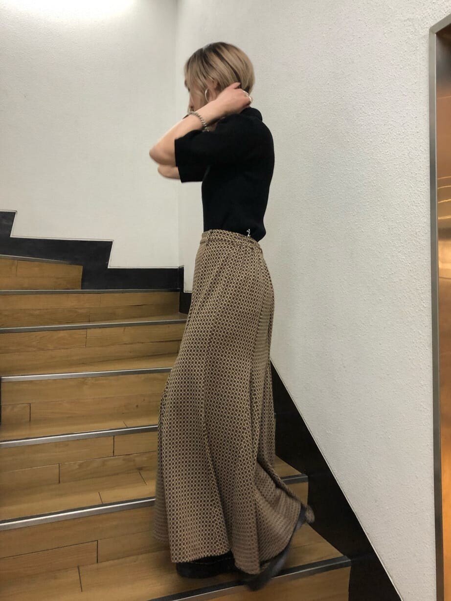 ホワイト系のムートンコート、その他のスカート、ブラック系のカーディガン/ボレロを着用したレディースの秋コーディネートの5枚目の写真