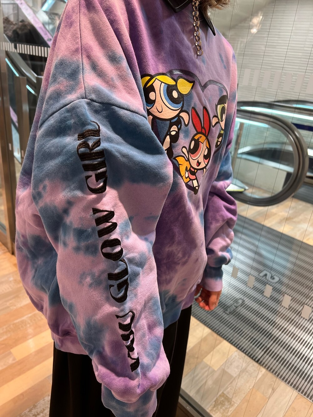 パープル系のスウェット、ブラック系のワンピース、ブラック系のローファーを着用したレディースの春コーディネートの7枚目の写真