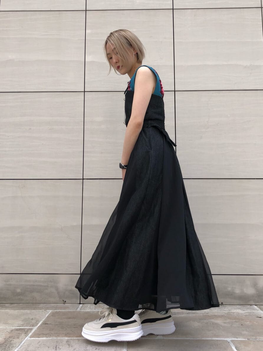 ホワイト系のスニーカー、ブラック系のワンピース、ブルー系のベストを着用したレディースの夏コーディネートの3枚目の写真