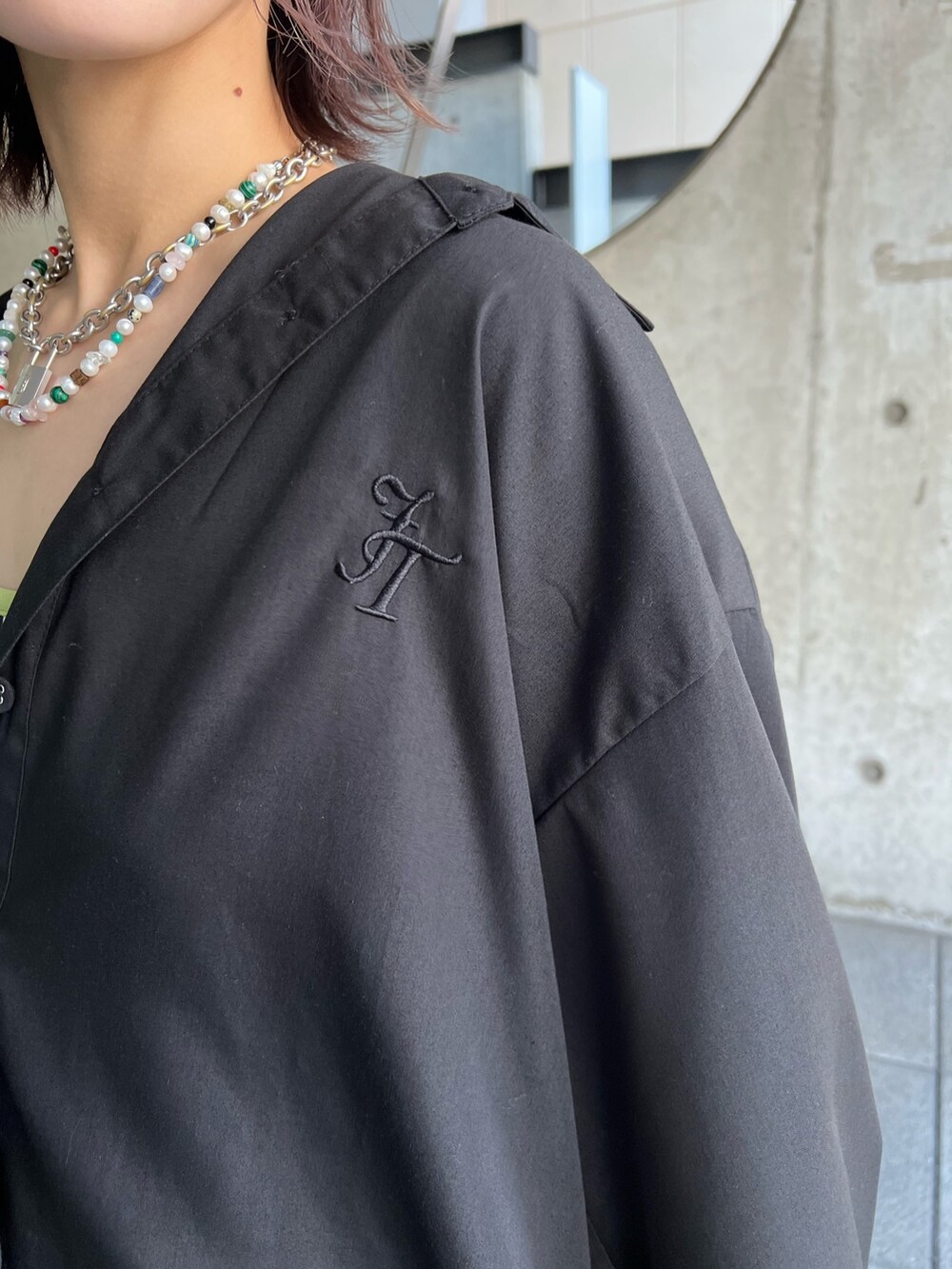 ブラック系のシャツ/ブラウス、レッド系のその他パンツを着用したレディースの冬コーディネートの7枚目の写真