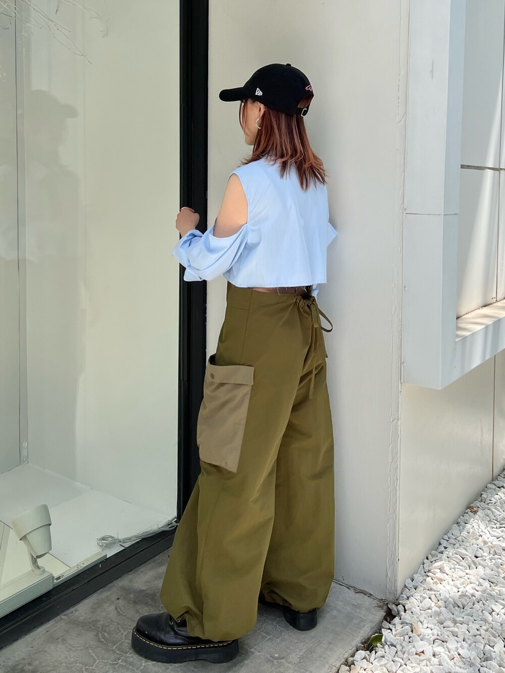 グリーン系のサロペット/オーバーオール、ブルー系のシャツ/ブラウス、ブラック系のキャップを着用したレディースの夏コーディネートの4枚目の写真