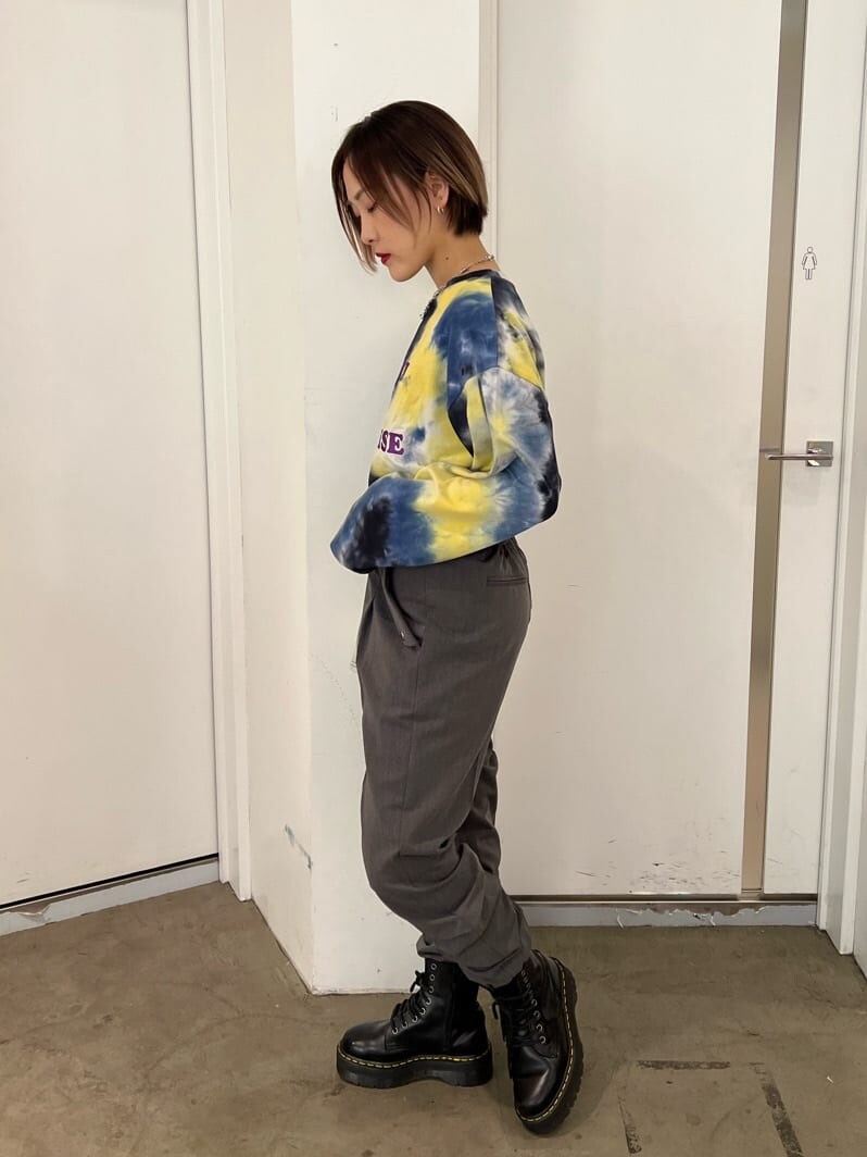 ブラック系のブーツ、ブルー系のTシャツ/カットソー、グレー系のその他パンツを着用したレディースの夏コーディネートの2枚目の写真