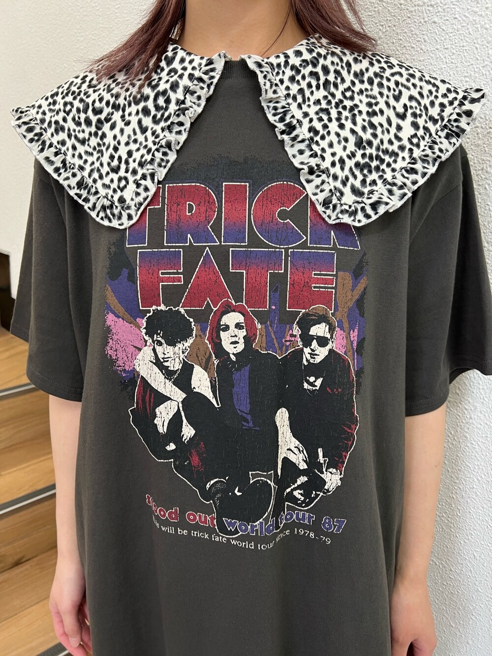 パープル系のワンピース、ブラック系のTシャツ/カットソーを着用したレディースの秋コーディネートの7枚目の写真