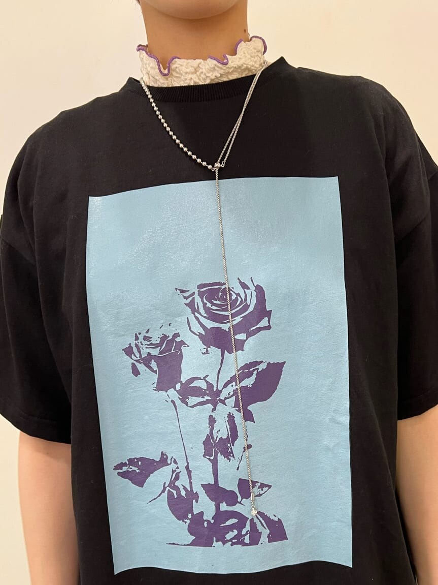 ブラック系のTシャツ/カットソー、ホワイト系のTシャツ/カットソー、その他のスカートを着用したレディースの夏コーディネートの7枚目の写真