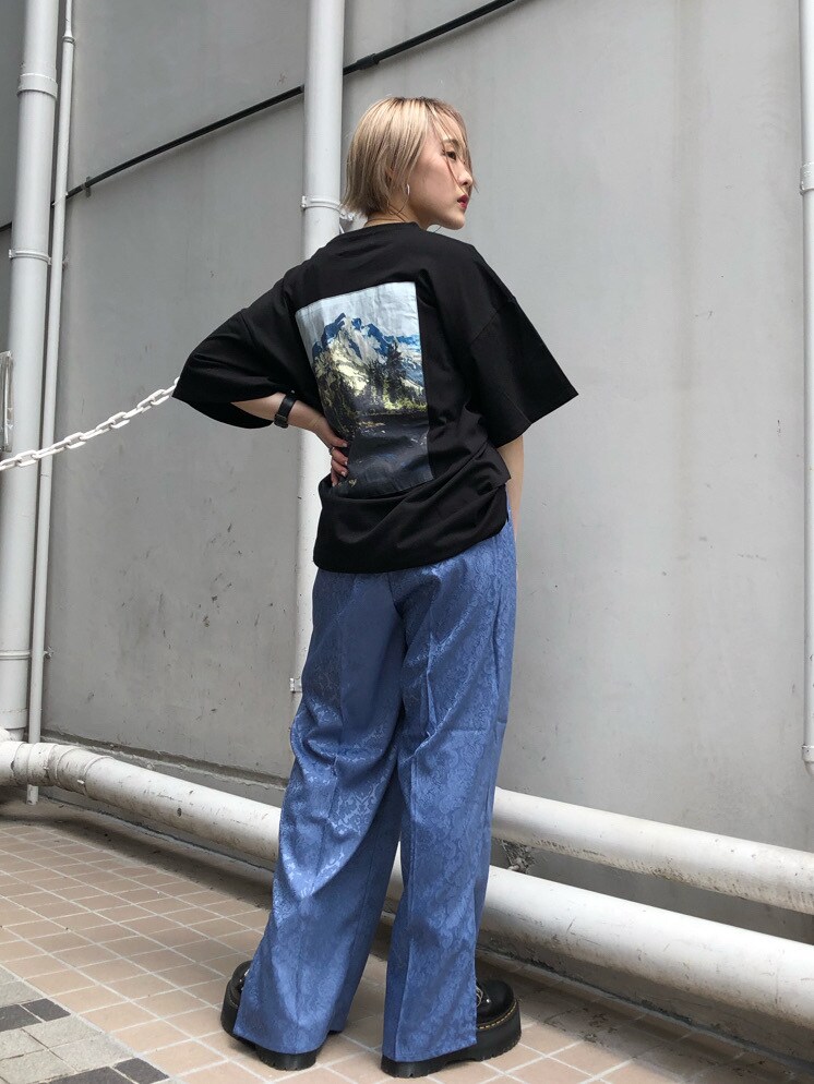 ブルー系のその他パンツ、ブラック系のブーツ、ブラック系のTシャツ/カットソーを着用したレディースの夏コーディネートの3枚目の写真