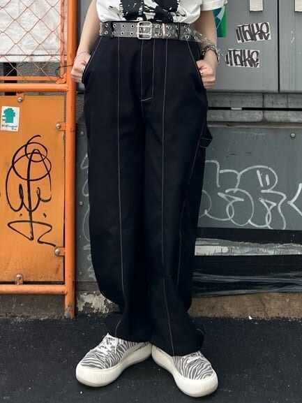 ホワイト系のTシャツ/カットソー、ブラック系のその他パンツ、その他のベルトを着用したレディースの夏コーディネートの4枚目の写真