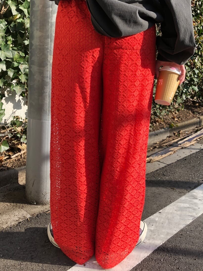 オレンジ系のスラックス、ブラック系のTシャツ/カットソーを着用したレディースの春コーディネートの8枚目の写真