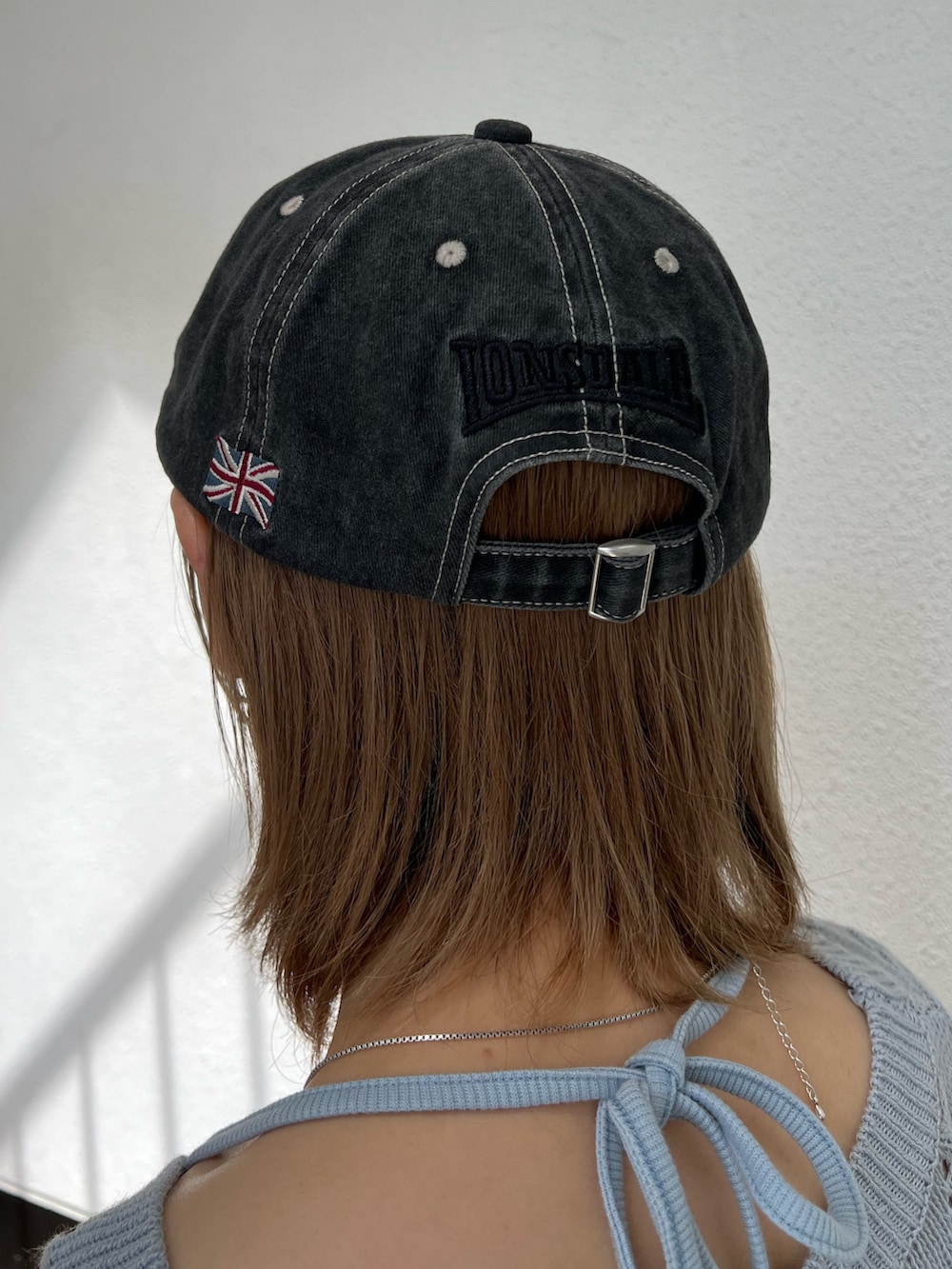 ブラック系のパンプス、ブラック系のカーゴパンツ、ブルー系のキャミソールを着用したレディースの春コーディネートの9枚目の写真