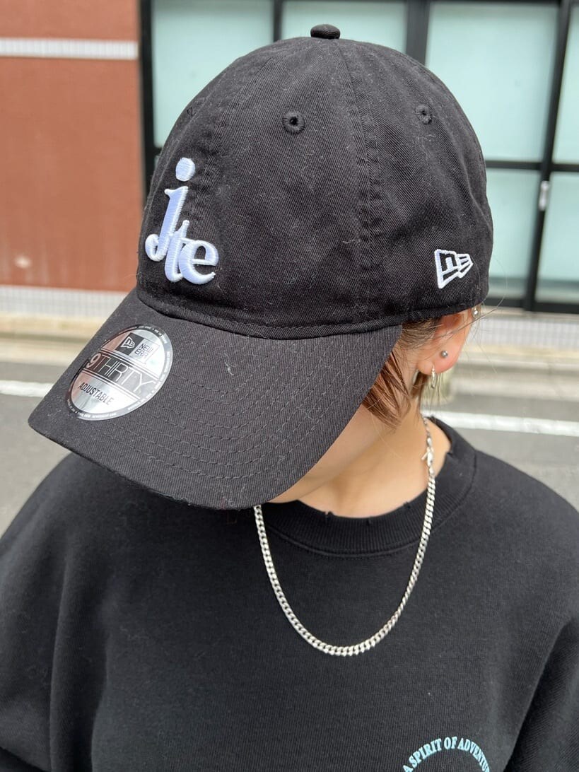 ブルー系のデニムパンツ、ブラック系のTシャツ/カットソー、シルバー系のブレスレットを着用したレディースの夏コーディネートの9枚目の写真