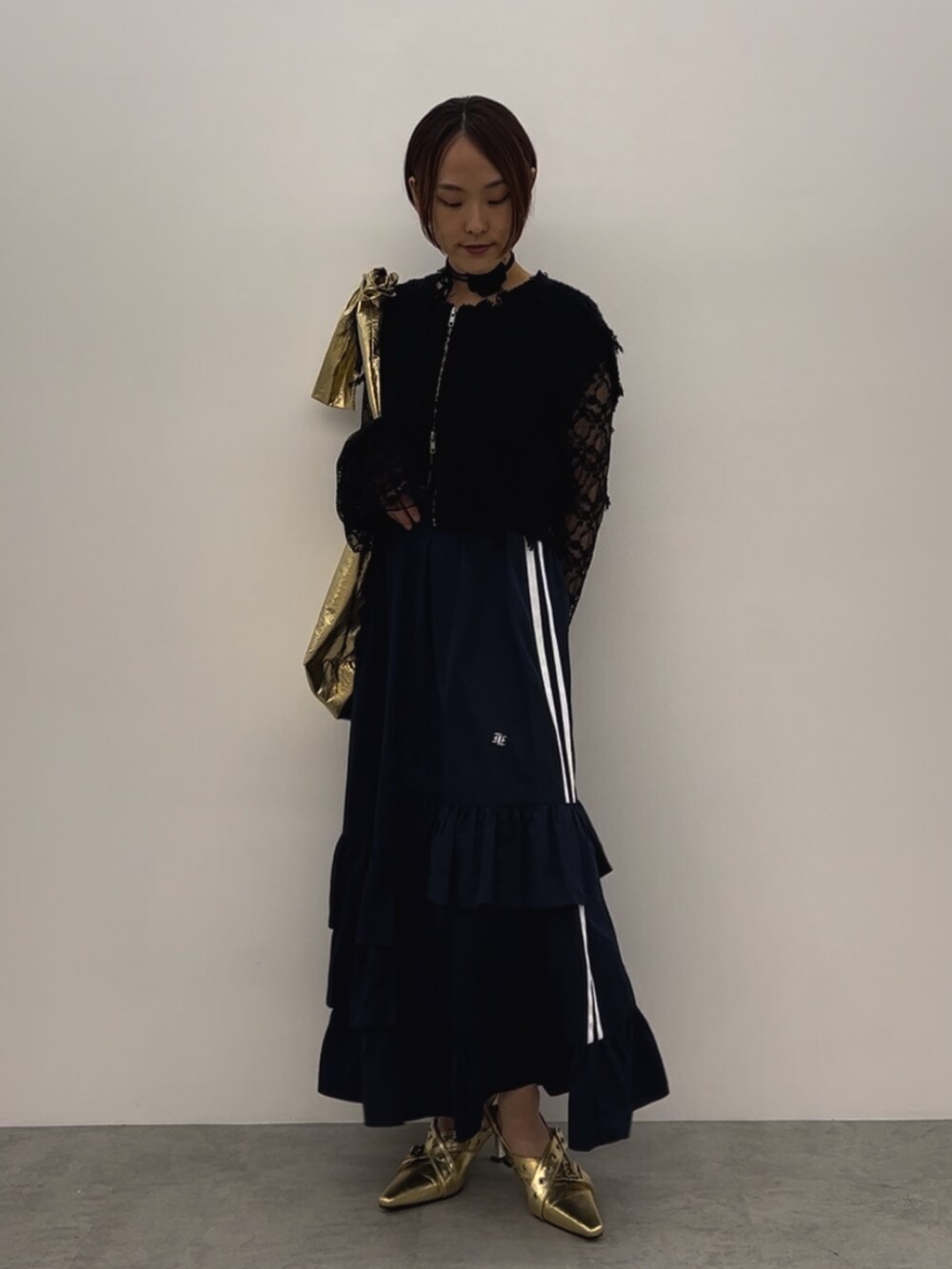 ブラック系のベスト、ブラック系のTシャツ/カットソー、ゴールド系のパンプスを着用したレディースの夏コーディネートの8枚目の写真