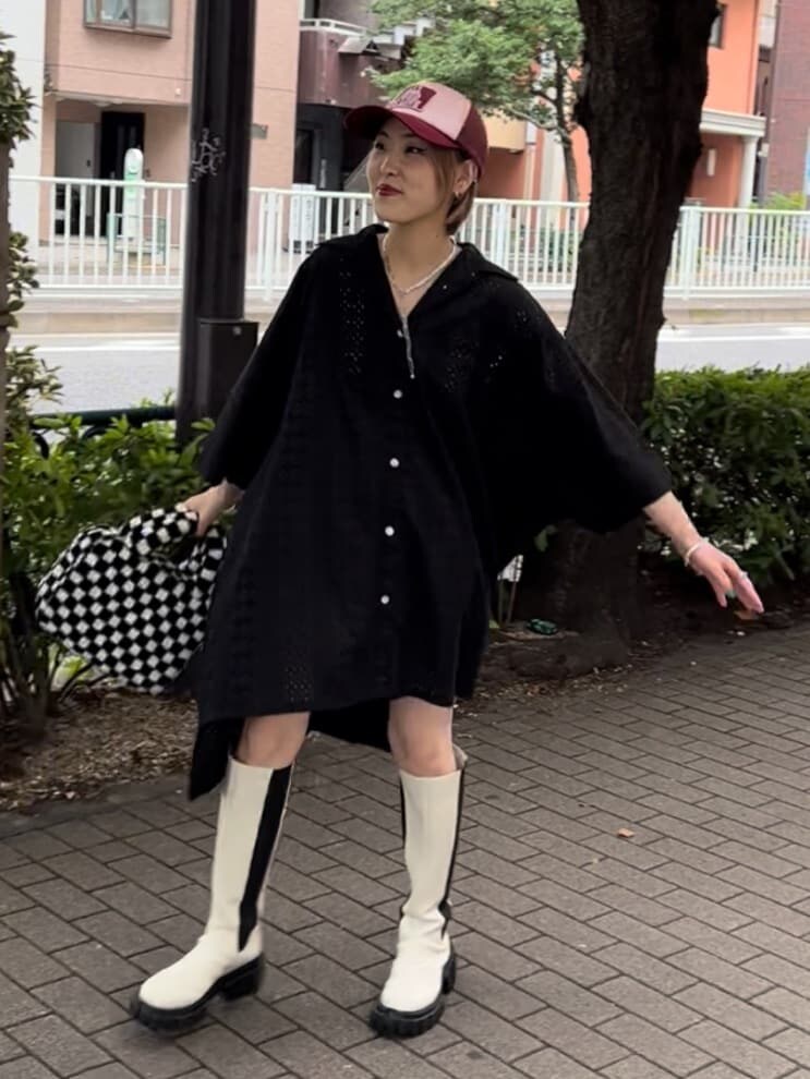 グリーン系のキャミソール、ホワイト系のブーツ、ブラック系のシャツ/ブラウスを着用したレディースの夏コーディネートの4枚目の写真