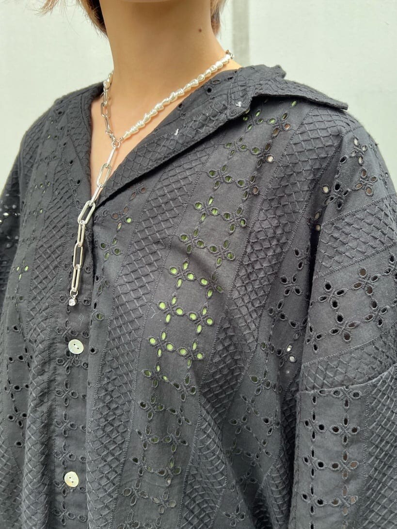 グリーン系のキャミソール、ホワイト系のブーツ、ブラック系のシャツ/ブラウスを着用したレディースの夏コーディネートの7枚目の写真