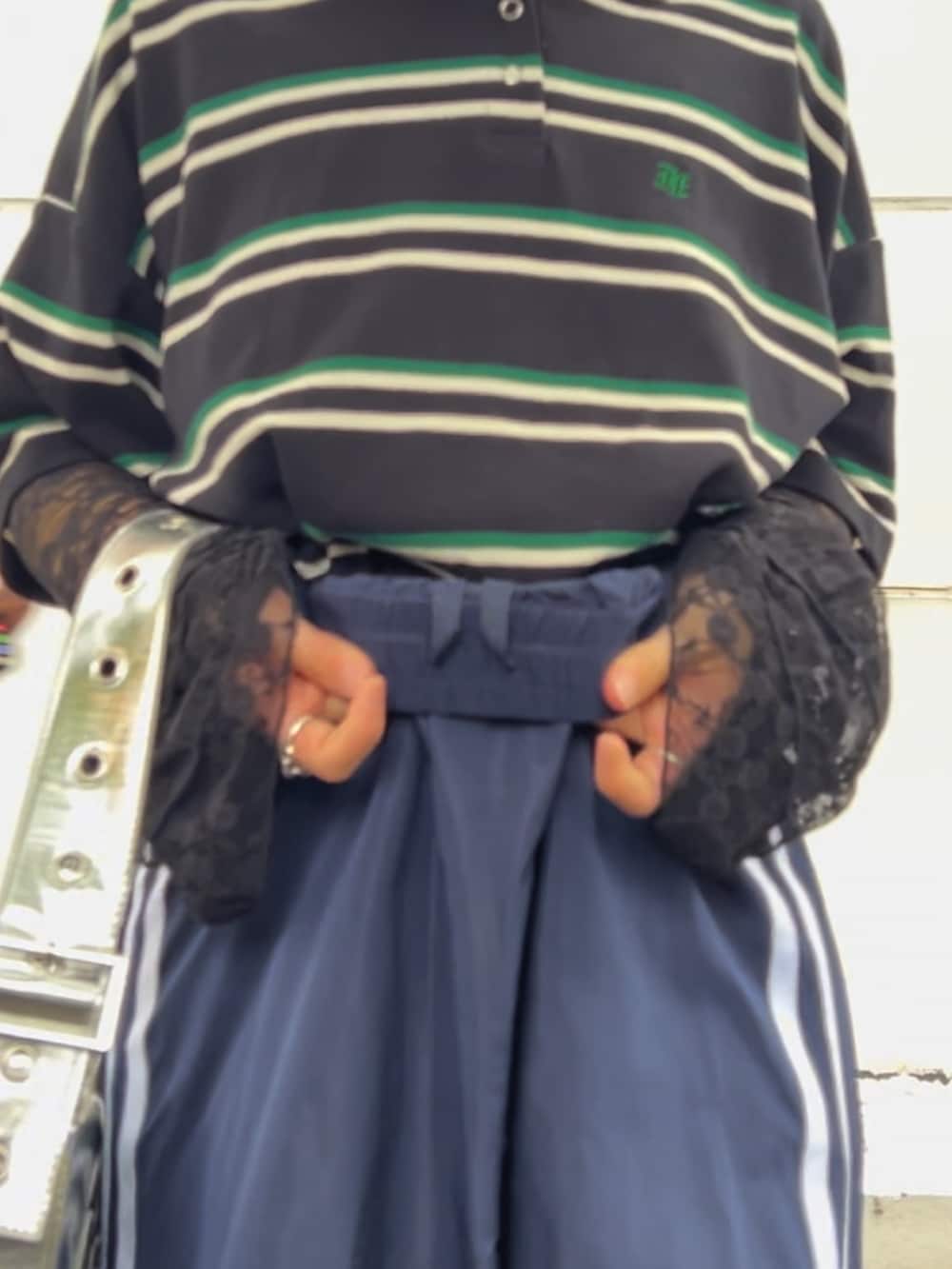 ブルー系のスカート、ブラック系のTシャツ/カットソー、ブラック系のポロシャツを着用したレディースの夏コーディネートの8枚目の写真