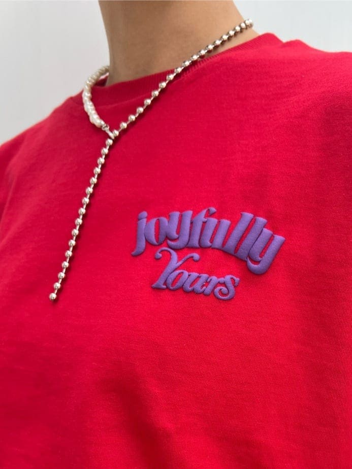 ホワイト系のトートバッグ、ブラック系のその他シューズ、レッド系のTシャツ/カットソーを着用したレディースの春コーディネートの7枚目の写真