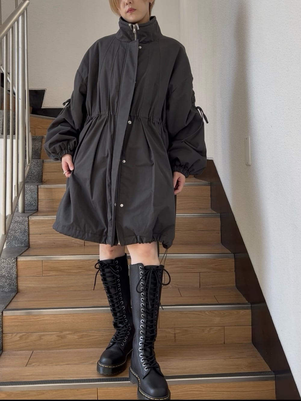 ブラック系のモッズコート、ホワイト系のTシャツ/カットソー、ブラック系のその他パンツを着用したレディースの夏コーディネートの4枚目の写真