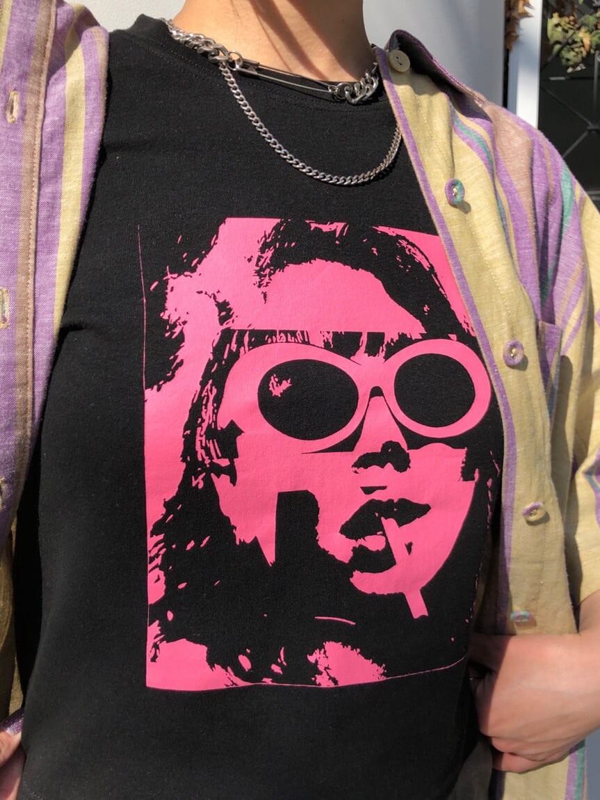 ブラック系のキャミソール、ブラック系のTシャツ/カットソー、イエロー系のシャツ/ブラウスを着用したレディースの夏コーディネートの7枚目の写真