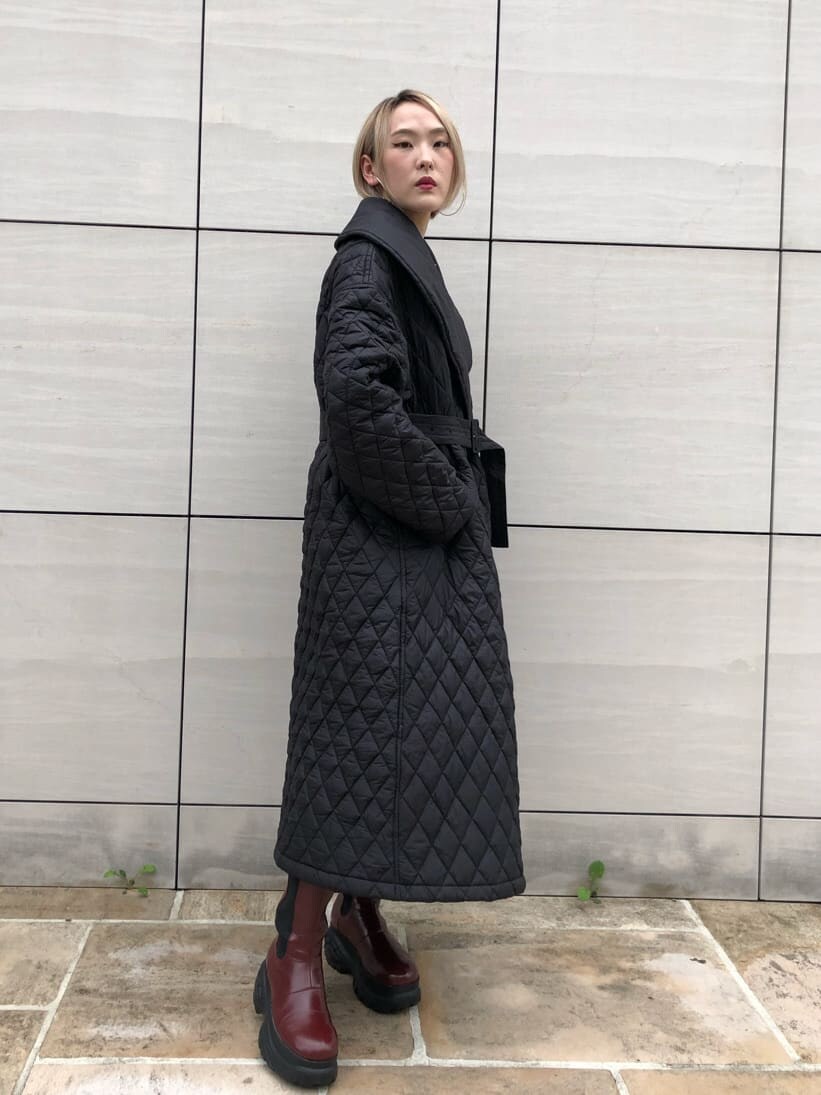 ホワイト系のTシャツ/カットソー、ブラック系のその他アウターを着用したレディースの秋コーディネートの3枚目の写真