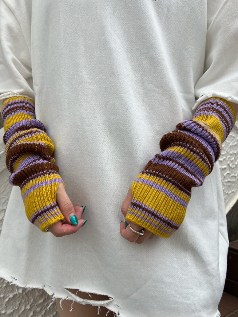 ブラック系のその他パンツ、ブラック系のブーツ、ホワイト系のTシャツ/カットソーを着用したレディースの夏コーディネートの8枚目の写真