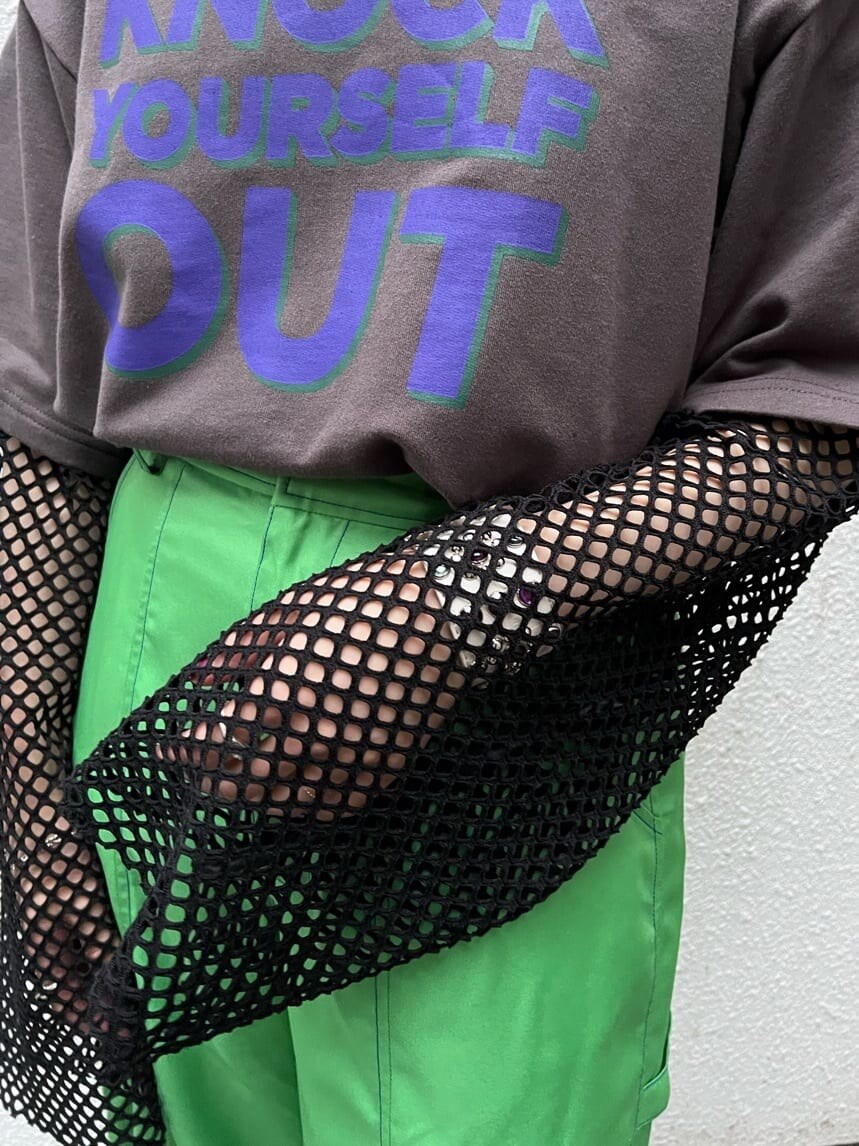 グリーン系のスラックス、ブラック系のTシャツ/カットソー、ブラック系のワンピースを着用したレディースの夏コーディネートの7枚目の写真