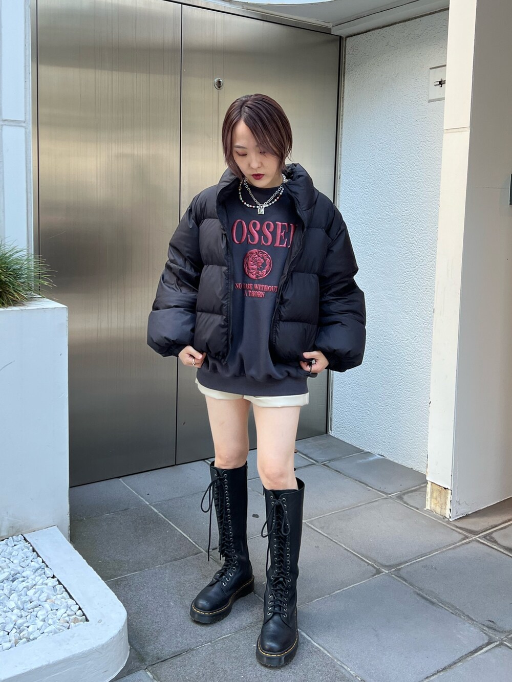 ブラック系のブルゾン、ブラック系のスウェット、ホワイト系のその他パンツを着用したレディースの冬コーディネートの4枚目の写真