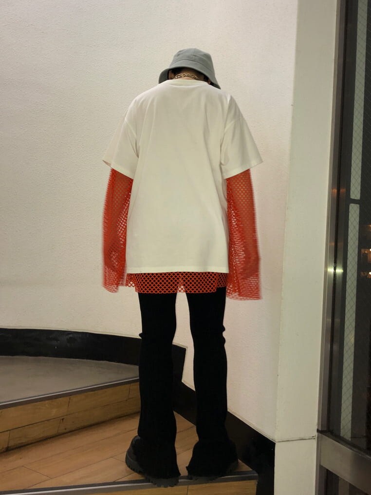 ブラック系のその他パンツ、オレンジ系のTシャツ/カットソー、ホワイト系のTシャツ/カットソーを着用したレディースの冬コーディネートの8枚目の写真