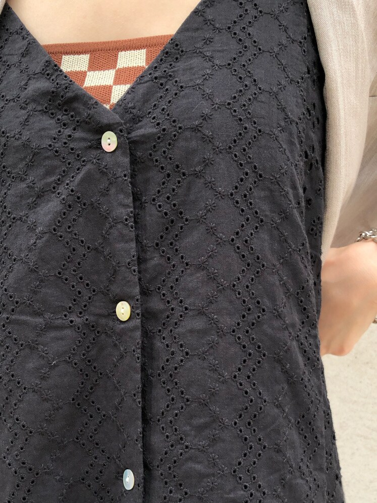 レッド系のブーツ、ホワイト系のセットアップ、ブラック系のワンピースを着用したレディースの春コーディネートの6枚目の写真