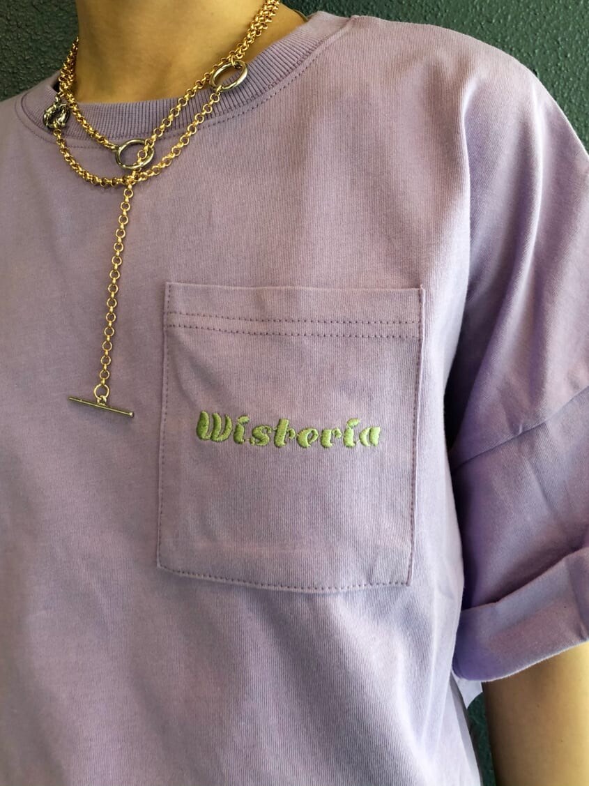 パープル系のTシャツ/カットソー、ブラック系のキャミソール、グレー系のその他パンツを着用したレディースの夏コーディネートの6枚目の写真