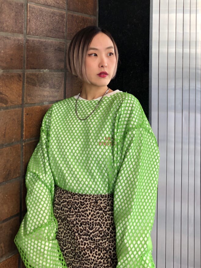 ブラウン系のスカート、グリーン系のTシャツ/カットソー、ホワイト系のTシャツ/カットソーを着用したレディースの春コーディネートの4枚目の写真