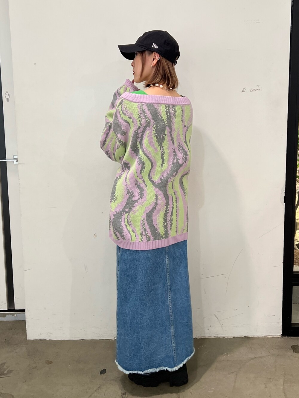 グリーン系のシャツ/ブラウス、パープル系のカーディガン/ボレロ、ブルー系のスカートを着用したレディースの冬コーディネートの2枚目の写真