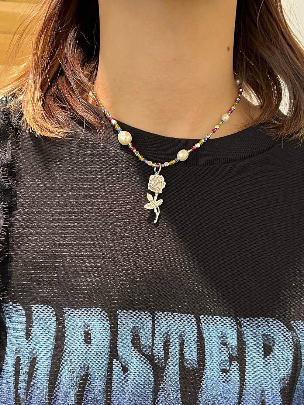 ブラック系のワンピース、ブラック系のスカートを着用したレディースの春コーディネートの8枚目の写真