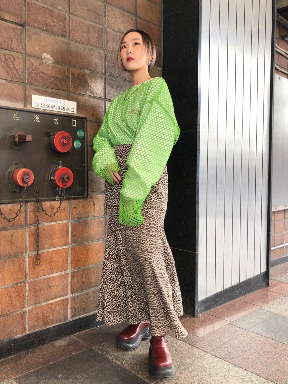 ブラウン系のスカート、グリーン系のTシャツ/カットソー、ホワイト系のTシャツ/カットソーを着用したレディースの春コーディネートの3枚目の写真