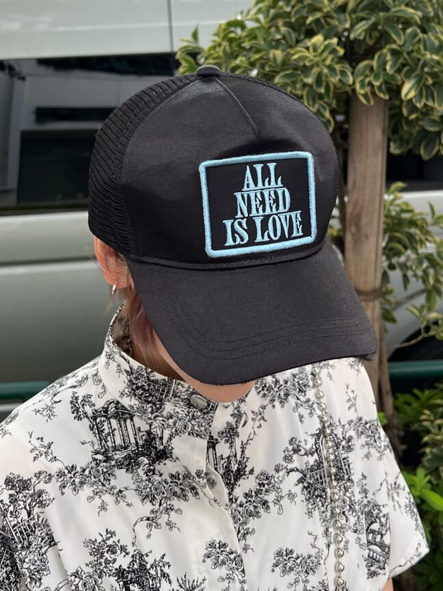 ブラック系のその他シューズ、ホワイト系のワンピース、ブラック系のキャップを着用したレディースの夏コーディネートの10枚目の写真