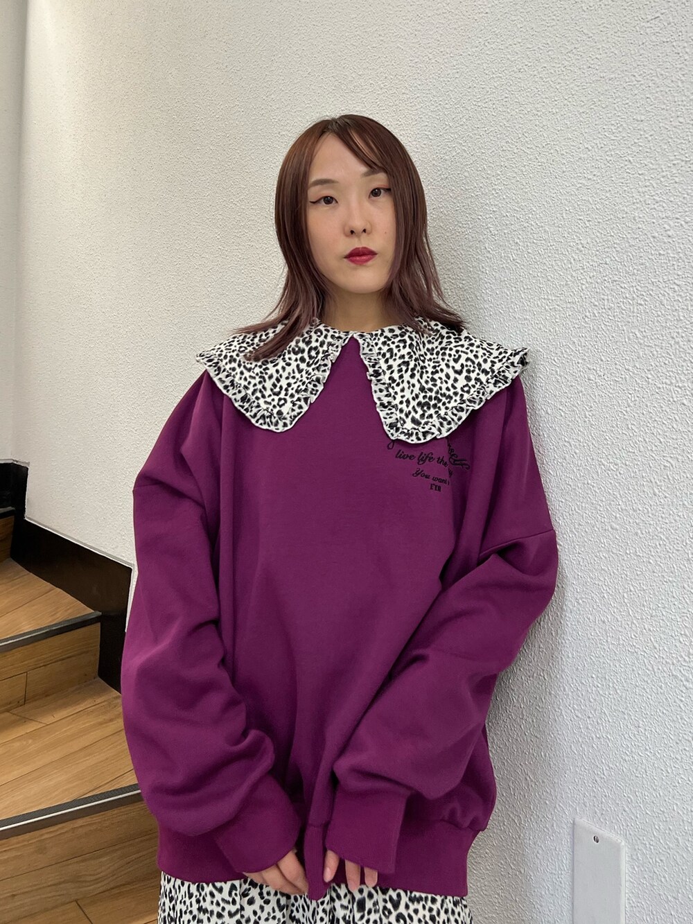 パープル系のワンピース、ブラック系のTシャツ/カットソーを着用したレディースの秋コーディネートの3枚目の写真