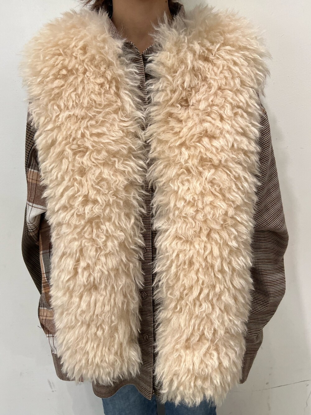 ベージュ系のシャツ/ブラウス、ホワイト系のモッズコート、ブルー系のデニムパンツを着用したレディースの秋コーディネートの7枚目の写真