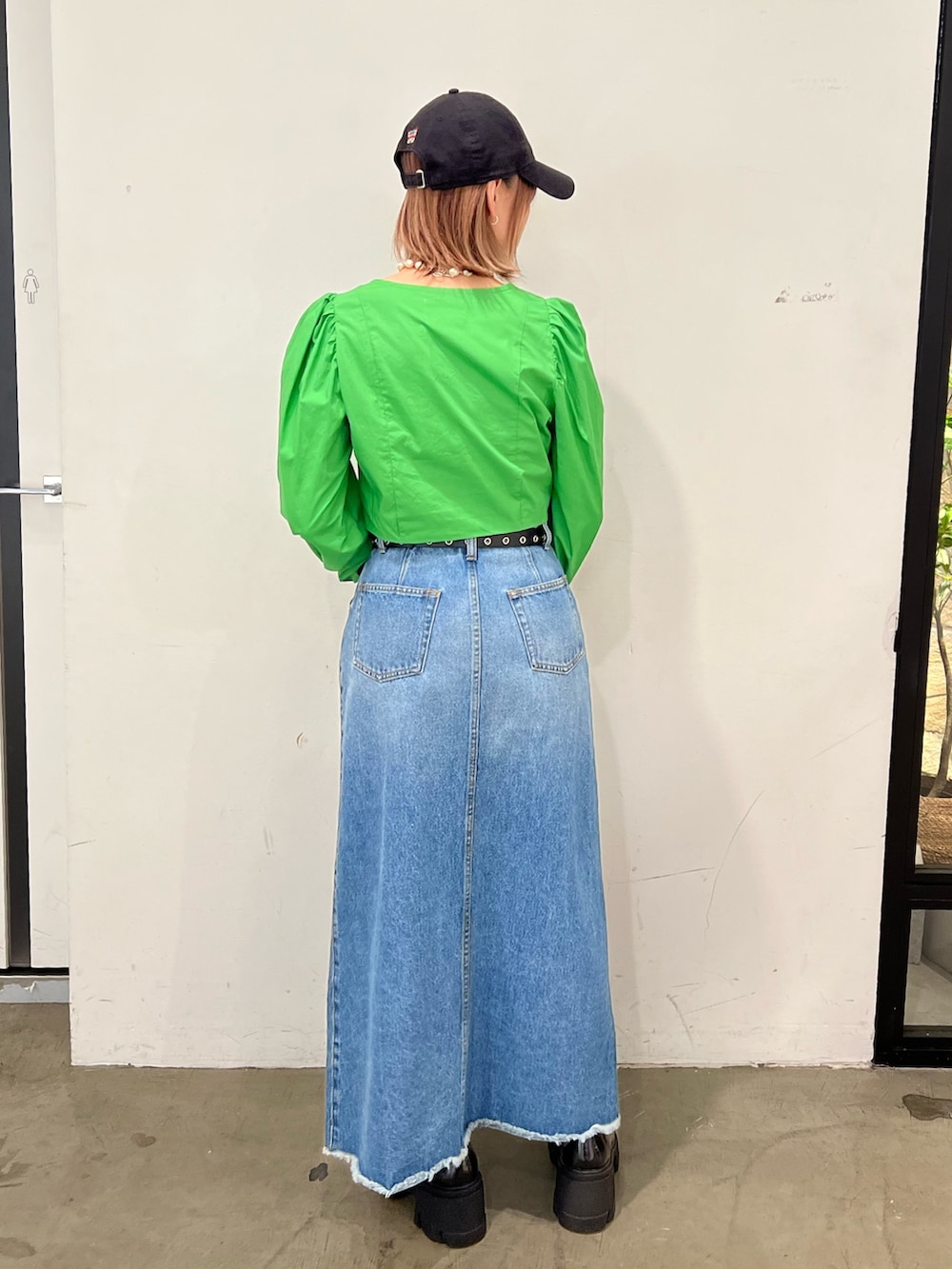 グリーン系のシャツ/ブラウス、ブルー系のスカート、ブラック系のローファーを着用したレディースの春コーディネートの3枚目の写真