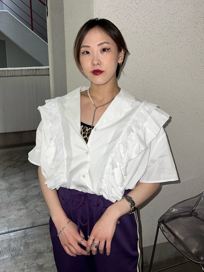 ベージュ系のキャミソール、ホワイト系のシャツ/ブラウス、パープル系のその他パンツを着用したレディースの夏コーディネートの5枚目の写真