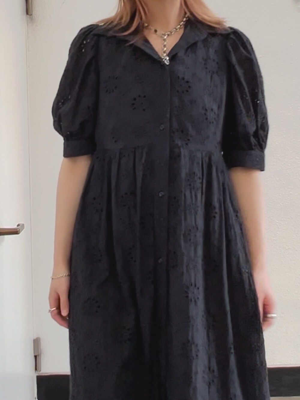 ブラック系のワンピース、パープル系のスニーカーを着用したレディースの夏コーディネートの6枚目の写真