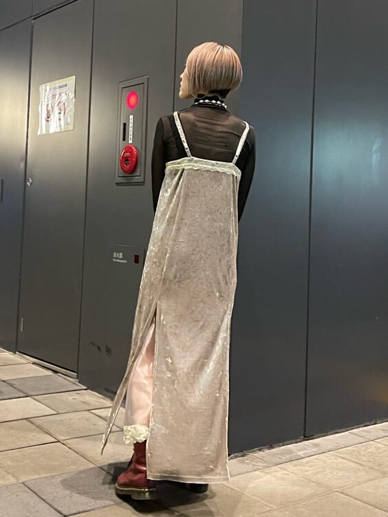 ホワイト系のワンピース、ブラック系のキャミソール、ブラック系のTシャツ/カットソーを着用したレディースの秋コーディネートの3枚目の写真