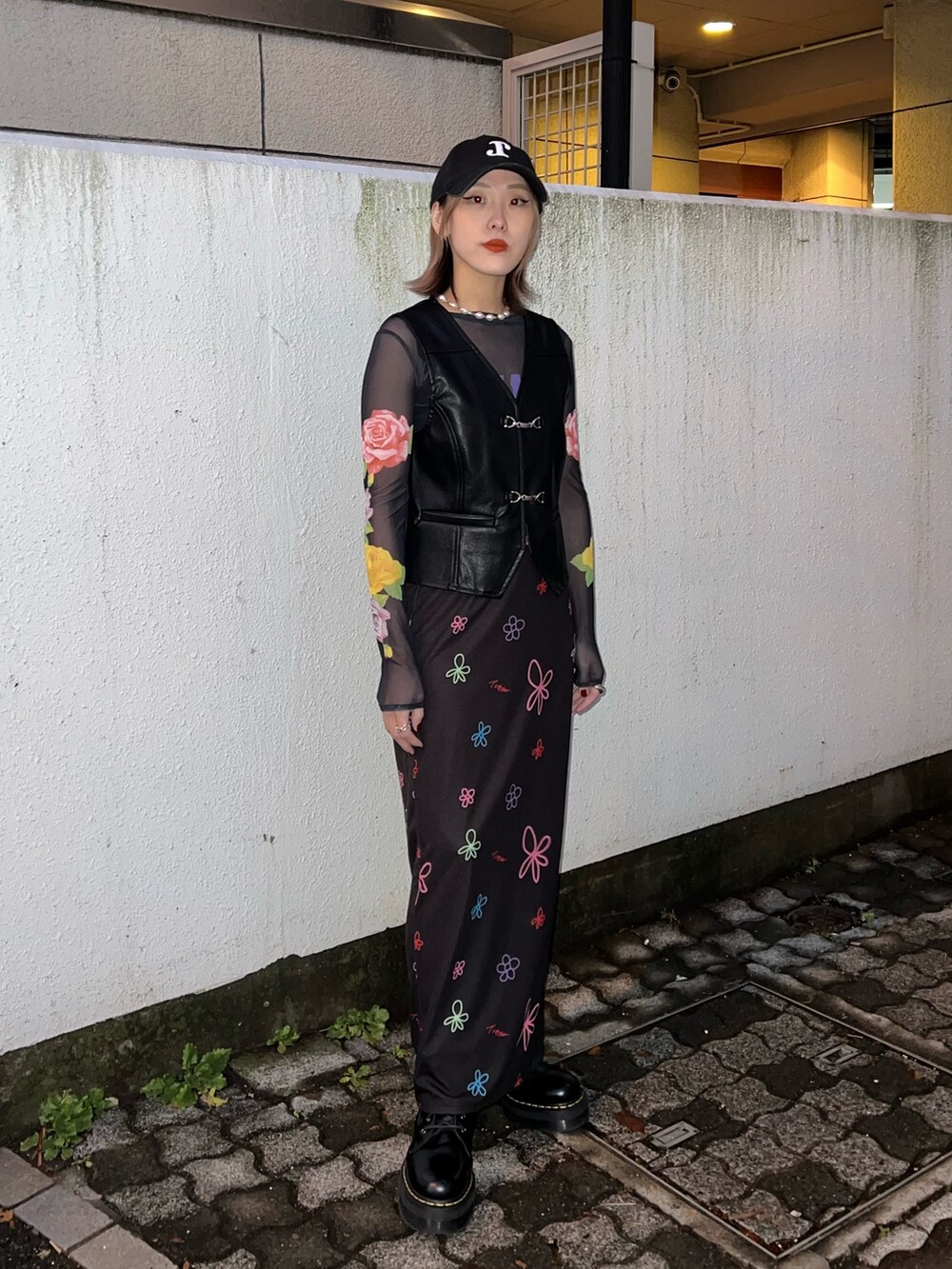 ブラック系のTシャツ/カットソー、ブラック系のベスト、ブラック系のスカートを着用したレディースの春コーディネートの10枚目の写真