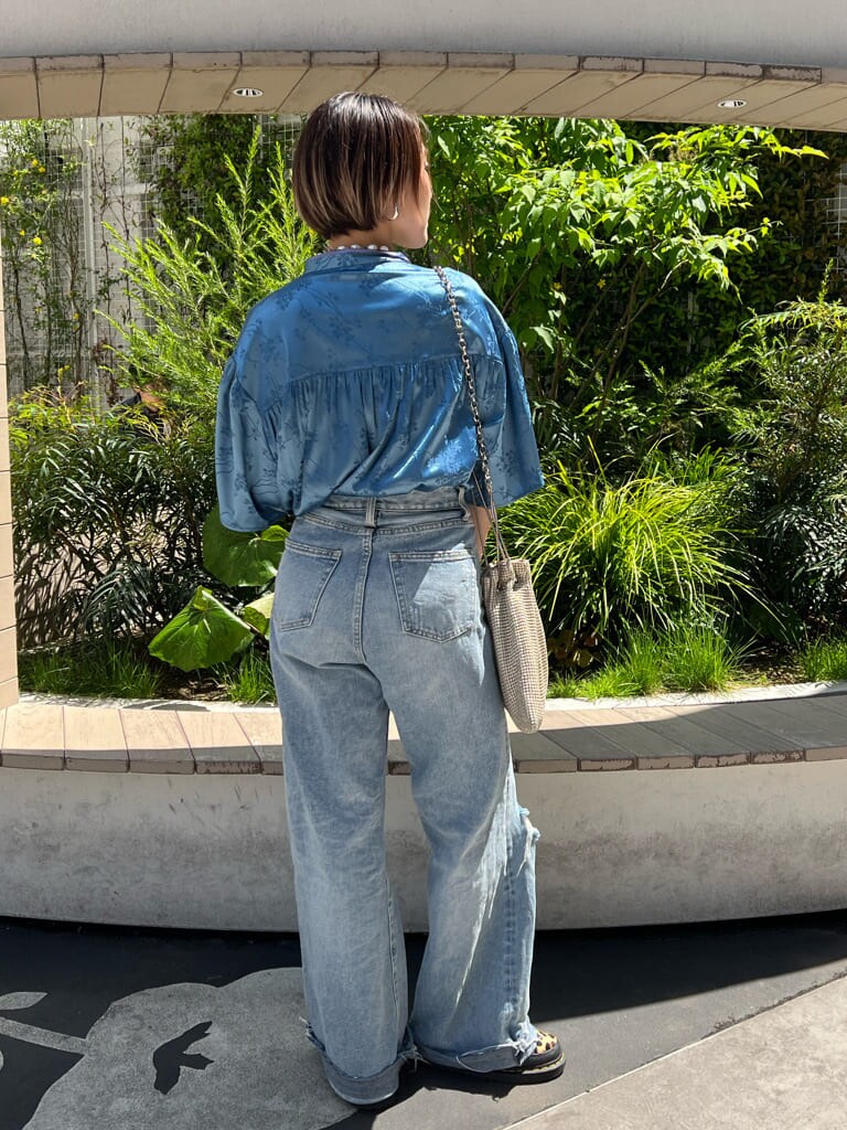 ブルー系のデニムパンツ、ホワイト系のキャミソール、ブルー系のシャツ/ブラウスを着用したレディースの春コーディネートの4枚目の写真