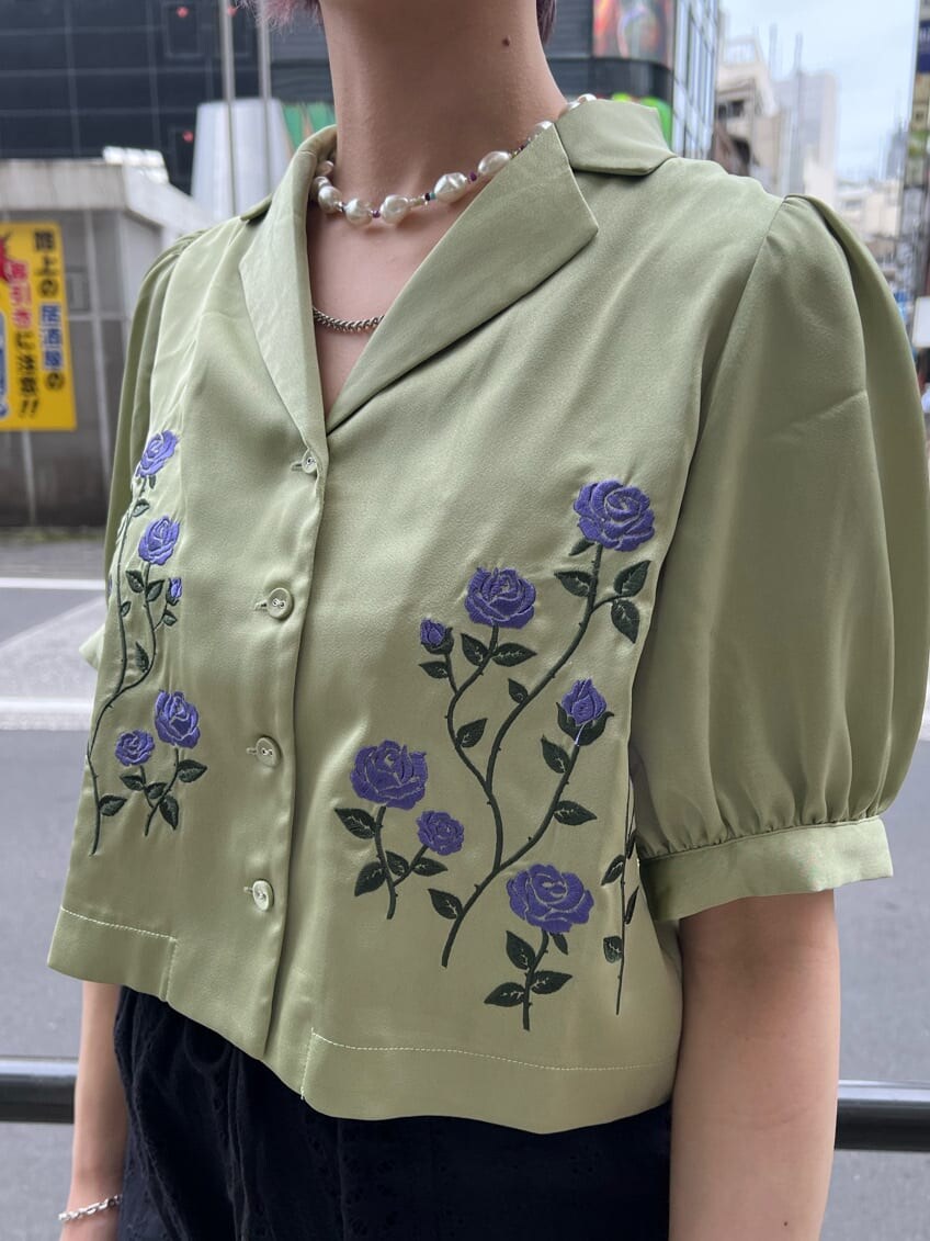 ブラック系のその他パンツ、グリーン系のシャツ/ブラウス、ブラック系のキャップを着用したレディースの夏コーディネートの7枚目の写真