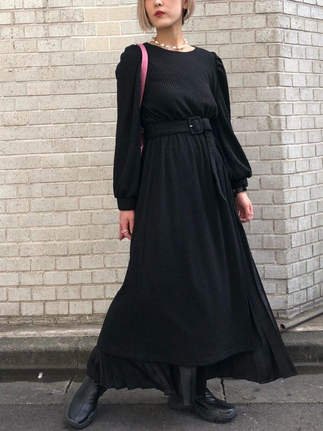 その他のその他パンツ、ブラック系のワンピース、ブラック系のブーツを着用したレディースの秋コーディネートの7枚目の写真