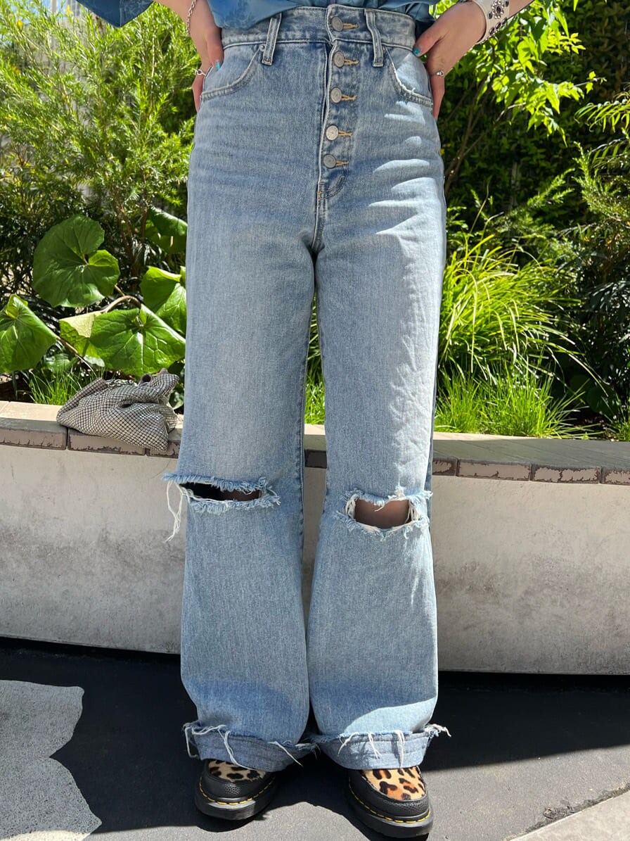 ブルー系のデニムパンツ、ホワイト系のキャミソール、ブルー系のシャツ/ブラウスを着用したレディースの春コーディネートの8枚目の写真