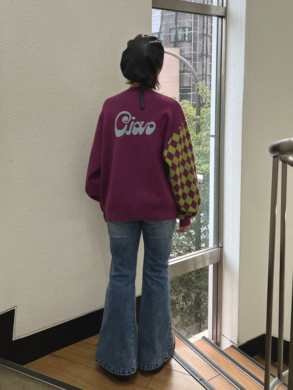 パープル系のニット/セーター、ブルー系のデニムパンツ、レッド系のブーツを着用したレディースの秋コーディネートの4枚目の写真
