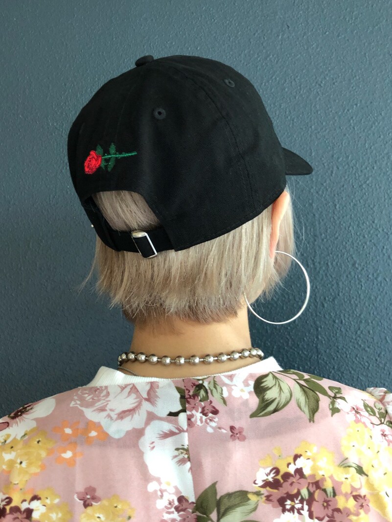 ブルー系のデニムパンツ、ピンク系のワンピース、ホワイト系のサンダルを着用したレディースの春コーディネートの7枚目の写真