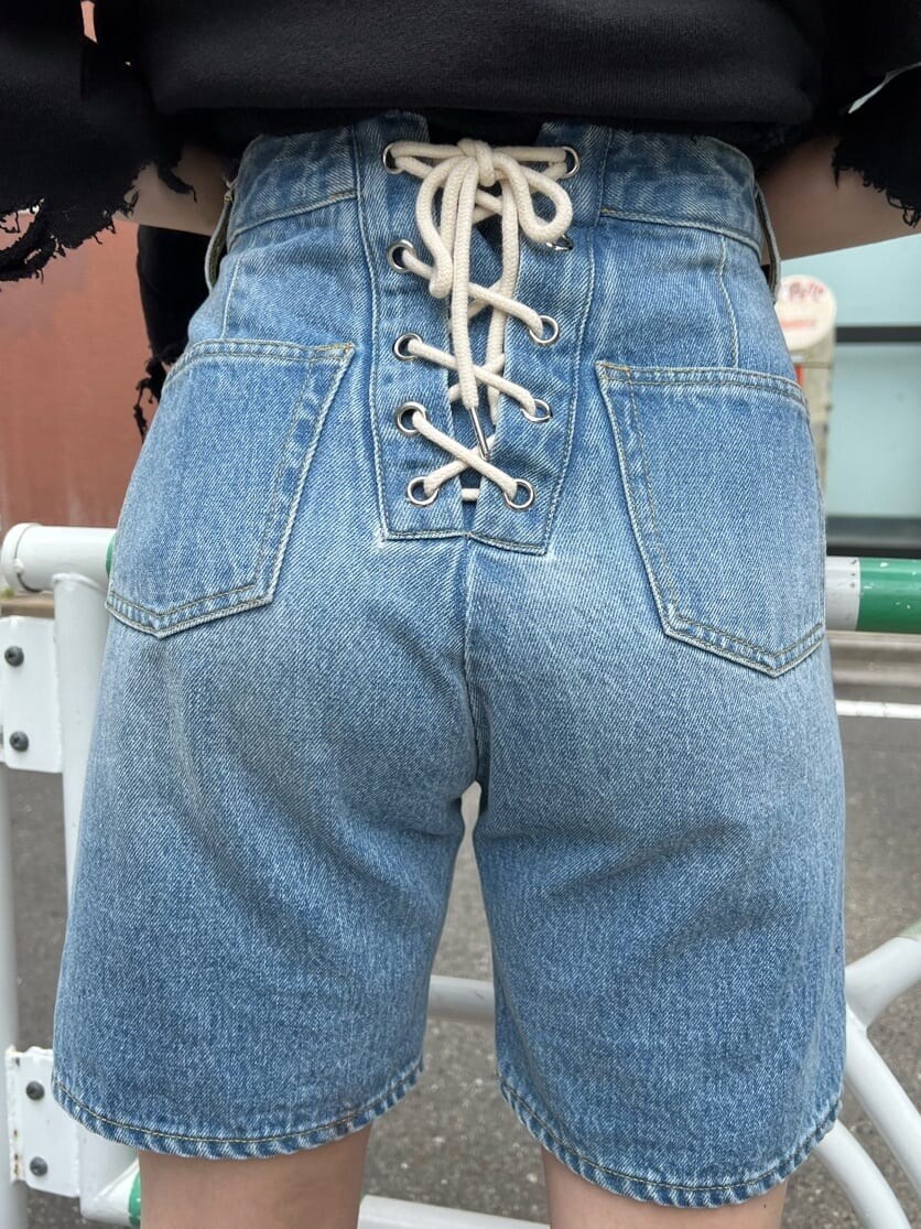 ブルー系のデニムパンツ、ブラック系のTシャツ/カットソー、シルバー系のブレスレットを着用したレディースの夏コーディネートの8枚目の写真