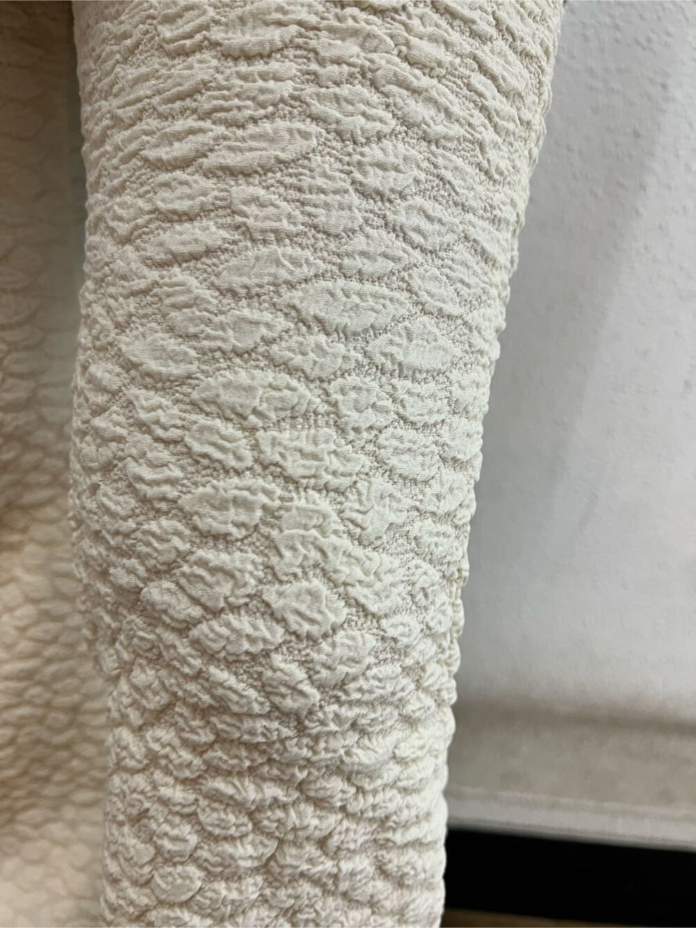 その他のワンピース、ホワイト系のバックパック/リュック、ホワイト系のその他パンツを着用したレディースの夏コーディネートの8枚目の写真