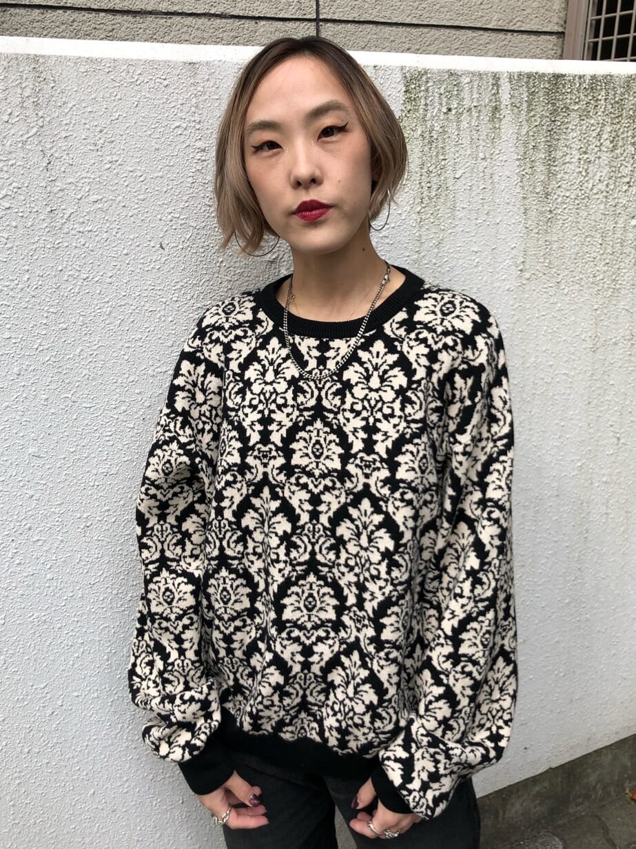 ブルー系のチェスターコート、ブラック系のデニムパンツ、ブラック系のニット/セーターを着用したレディースの秋コーディネートの8枚目の写真